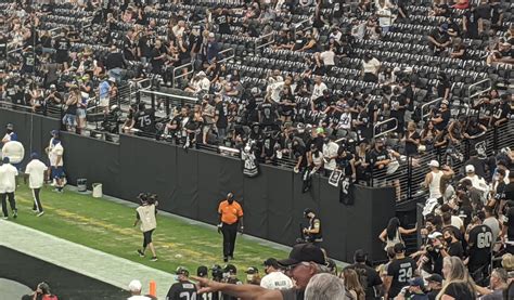 Video shows Raider fans being removed from stadium for bench。